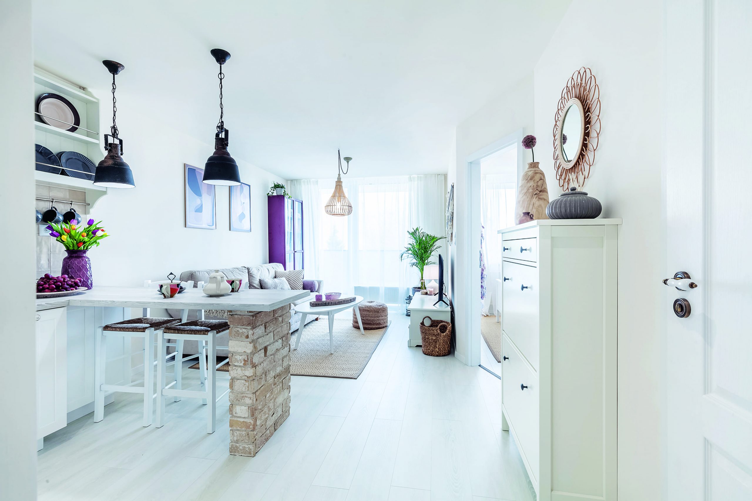 Biela obývačka s barovým pultíkom a kuchyňou
