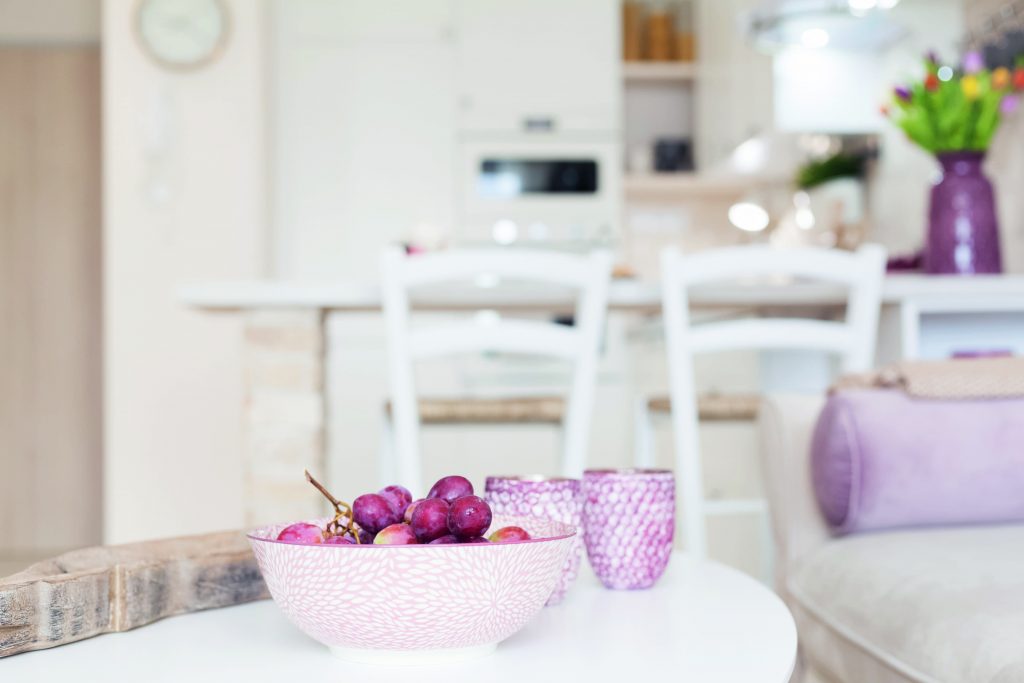 Ružová miska s hroznom na stolíku v obývačke