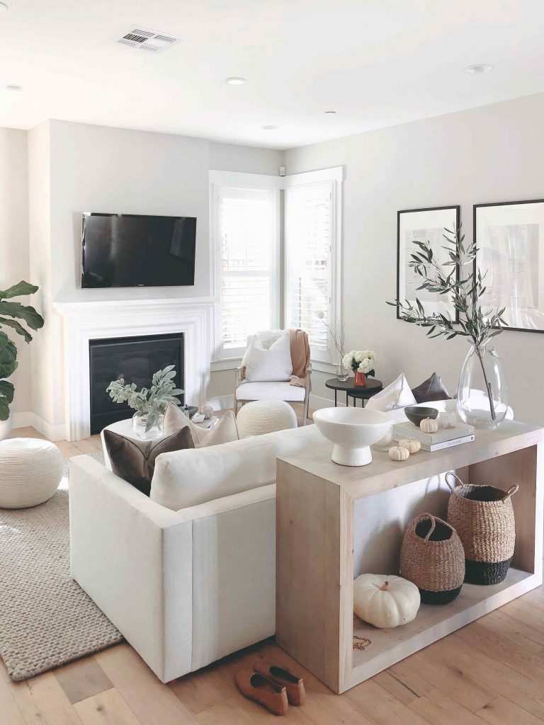 Biela obývačka s úložným priestorom za gaučom