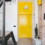 Žlté dvere a stena v byte