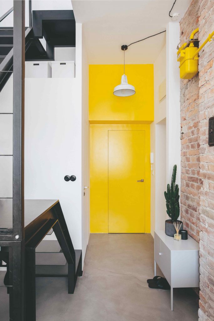 Žlté dvere a stena v byte
