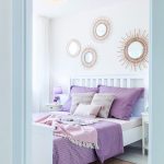 Spálňa s fialovými obliečkami a dekoráciami