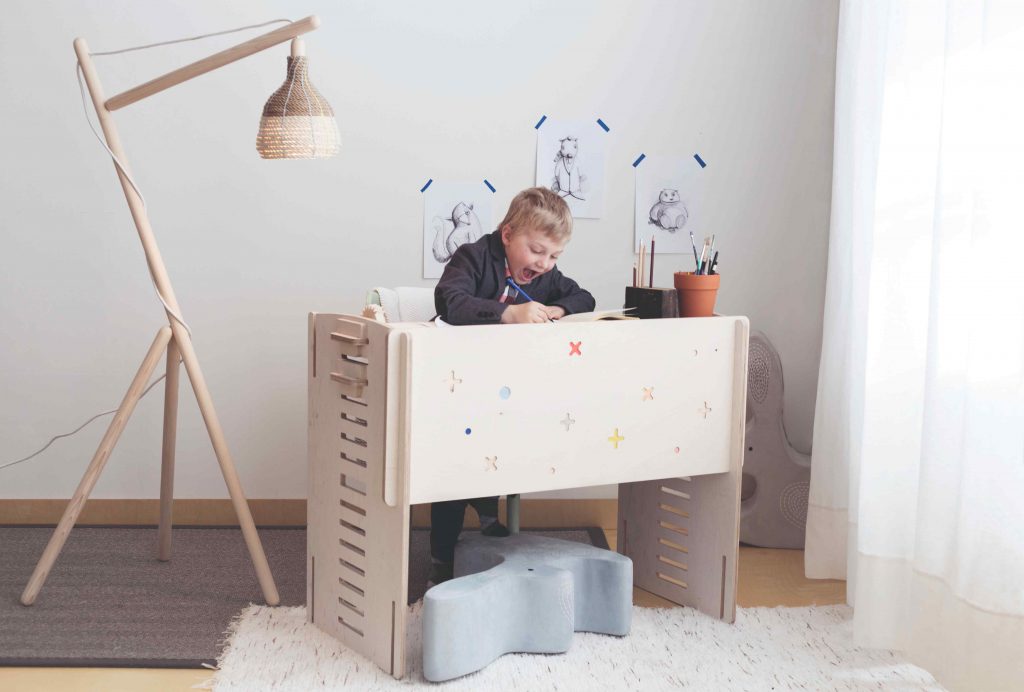 Drevený stolík s píšucim chlapcom