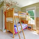 Detská izba v lesnom štýle s drevenou poschodovou posteľou