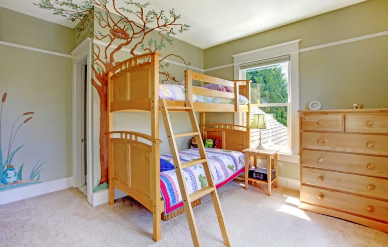 Detská izba v lesnom štýle s drevenou poschodovou posteľou