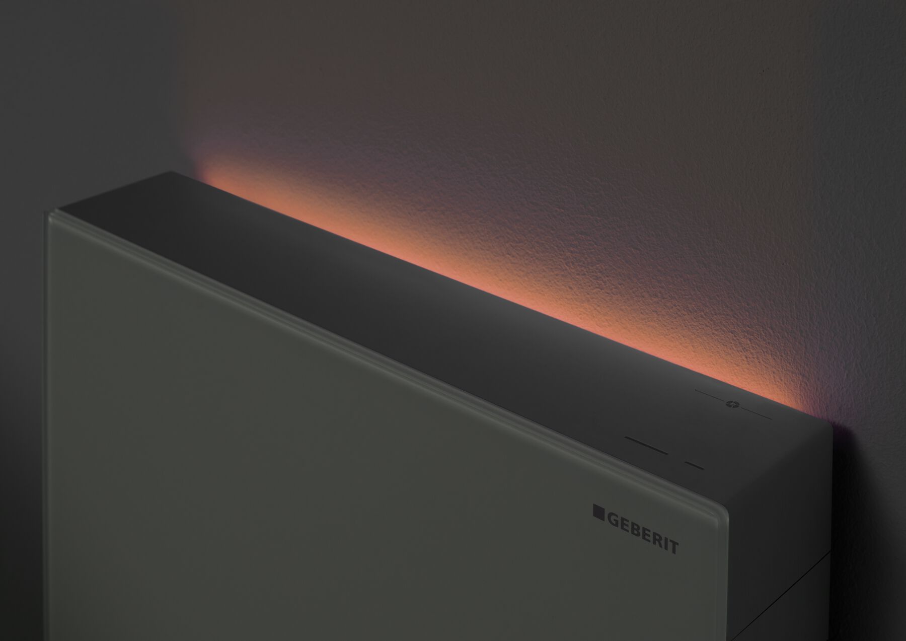 Dizajnový modul Geberit Monolith Plus, ktorý predstavuje moderné riešenie nadomietkovej nádržky ponúka tiež funkciu mäkkého orientačného osvetlenia.  