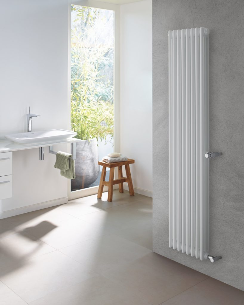 Moderný pozdĺžny radiátor v kúpeľni