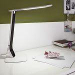 Pracovný stôl s dizajnovou lampou