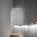 Drevené schodisko betónová a biela stena