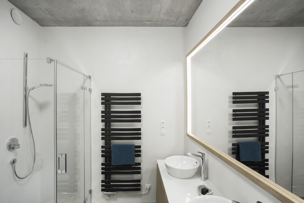 Biela kúpeľňa s čiernym radiátorom