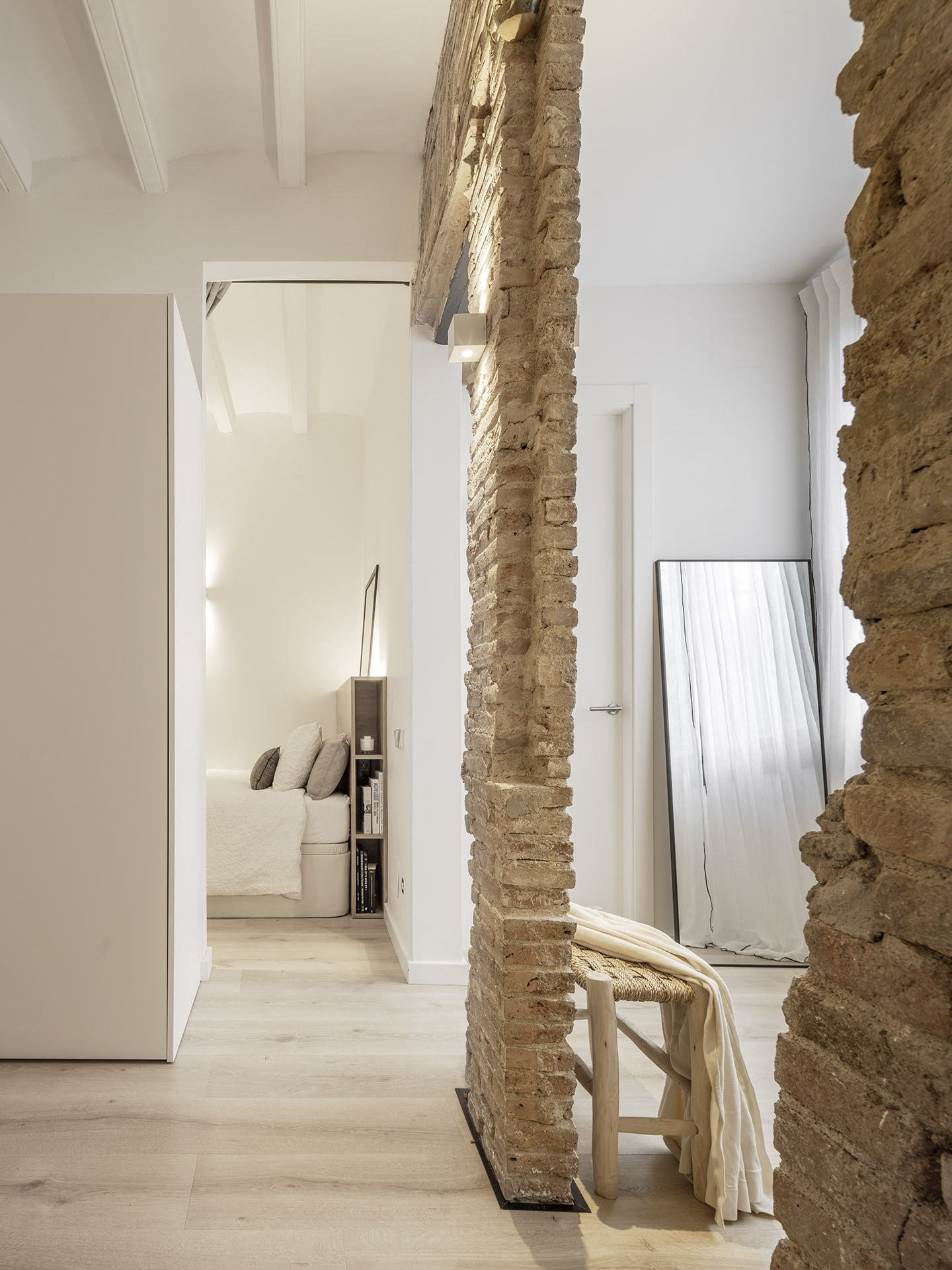 Architektka umiestnila do spálne posteľ s čelom, ktoré má funkciu odkladacieho priestoru, úložiska.