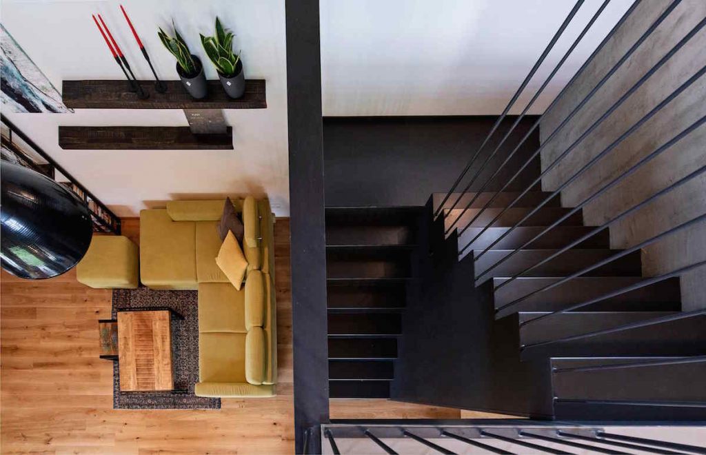 Čierne minimalistické schodisko v rodinnom dome