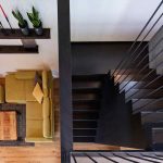 Čierne minimalistické schodisko v rodinnom dome