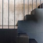 Čierne minimalistické schodisko