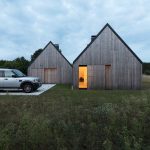 Dva prírodné klasické domy so zaparkovaným autom