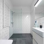 Biela kúpeľňa so sivou podlahou