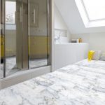 Kúpeľňa s mramorovou podlahou a skleneným kútom