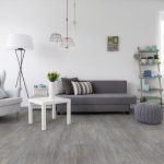 Obývačka so šedou podlahou a bielymi stenami