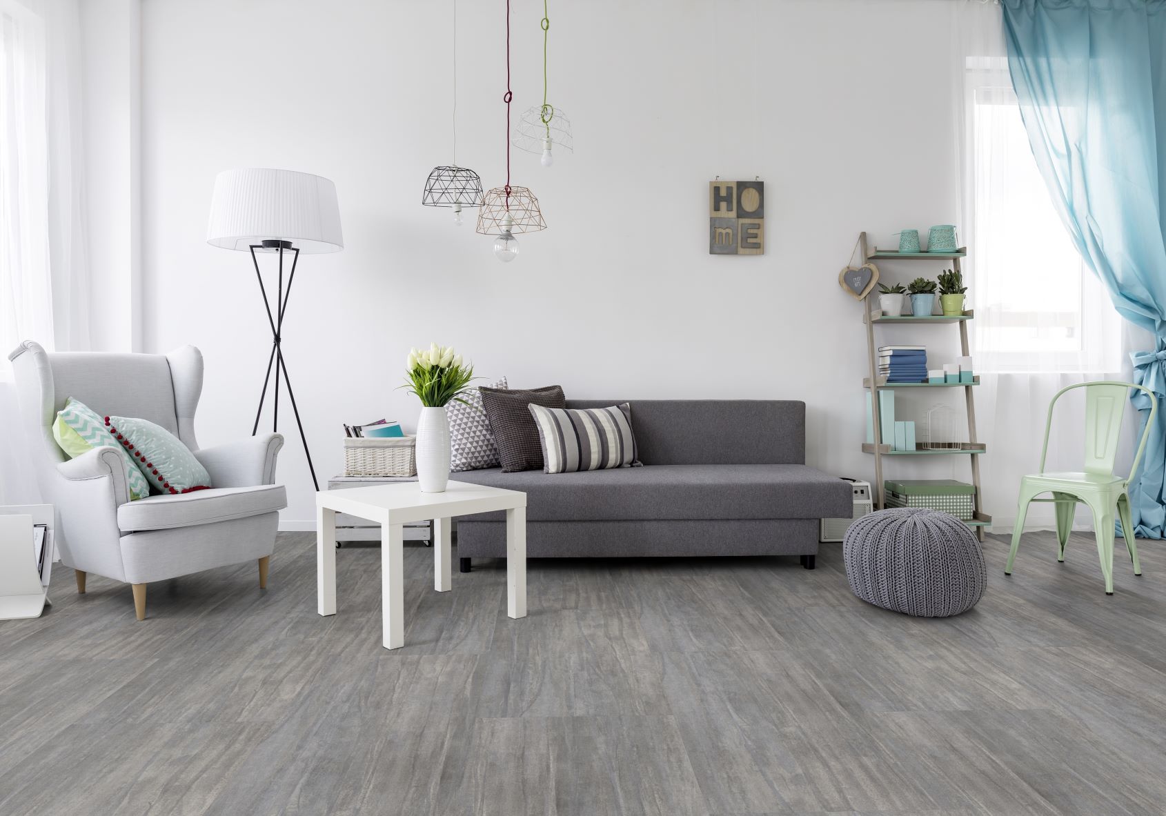 Obývačka so šedou podlahou a bielymi stenami