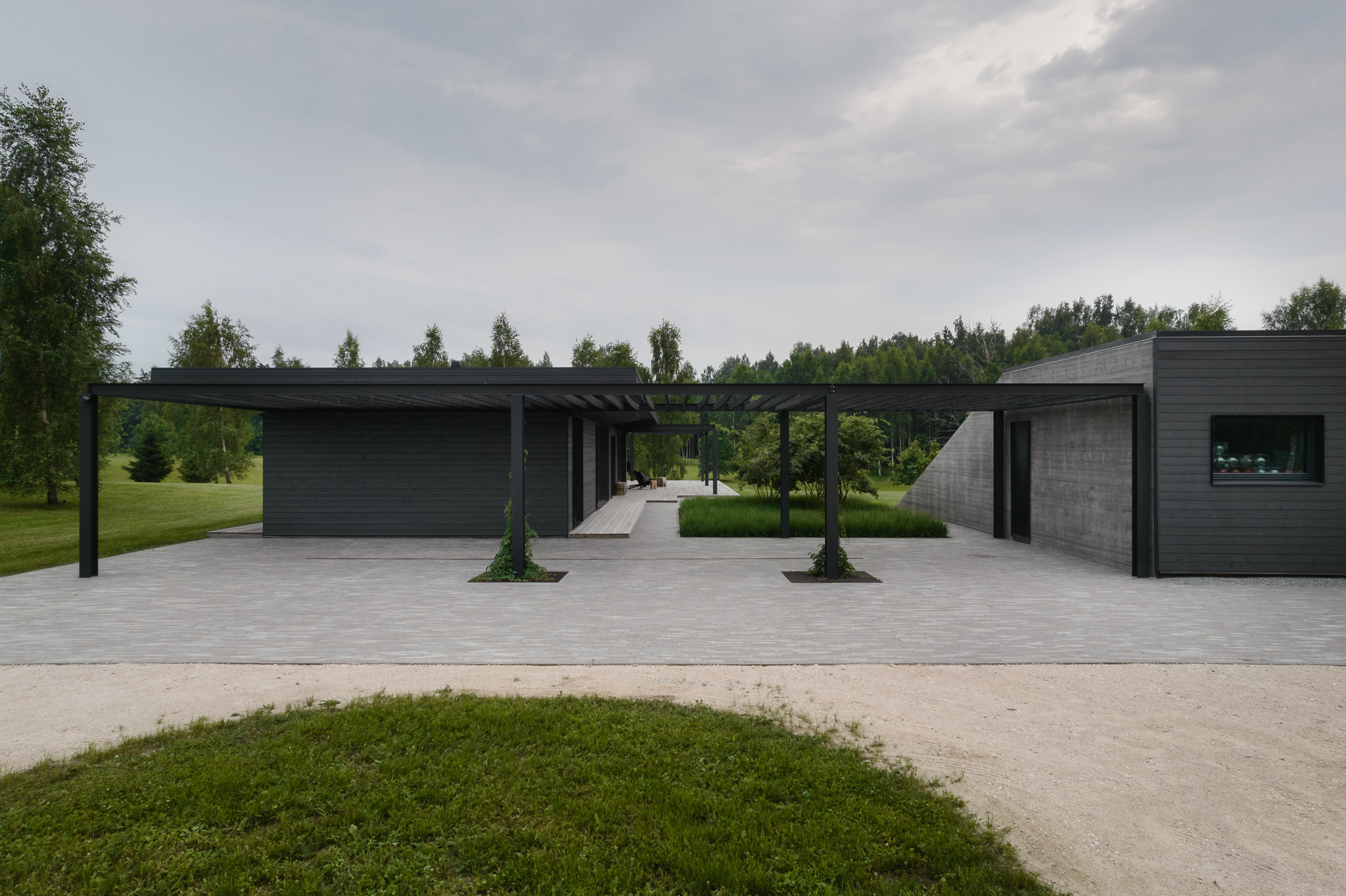 Vonkajší obklad je z borovice upravenej dechtom a palubovka zo smrekovca.