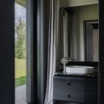 Čierna kúpeľňa s veľkým oknom