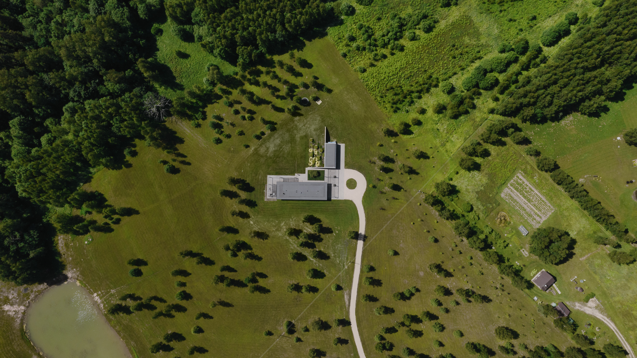 V riedko obývanej prírodnej krajine postavili dom na štýl pavilónu, ktorý ponúka množstvo priestoru vonku s rôznymi druhmi zastrešenia. 
