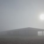 Dlhá obdĺžniková rezidencia v hmle