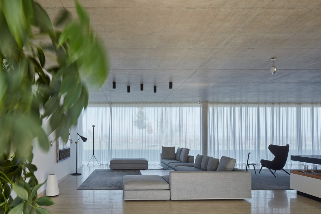 Sivá obývačka v luxusnej rezidencii