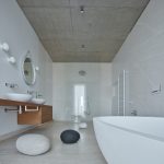 Biela priestranná kúpeľňa s voľne stojacou vaňou