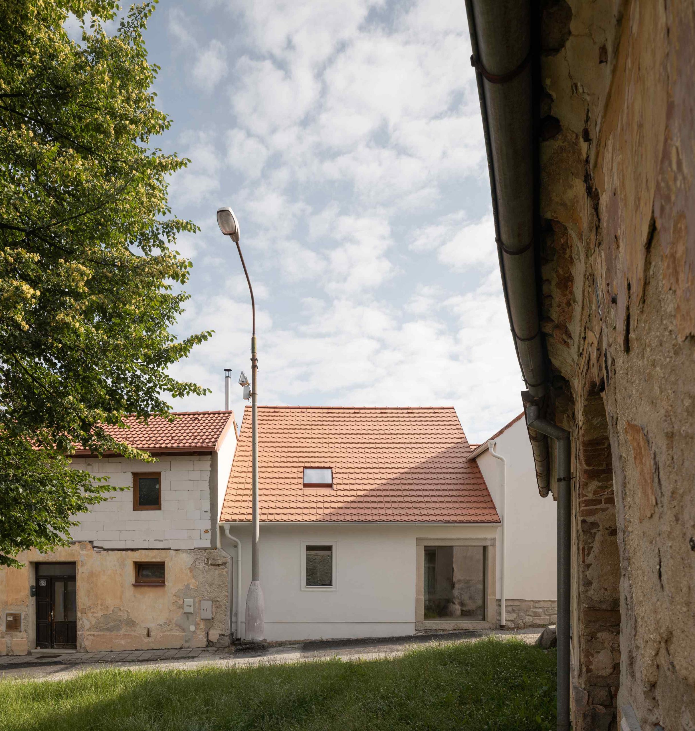 Spojením dvoch starých domčekov v historickej časti malého juhočeského mesta vznikol veľký obytný priestor a nový domov. 