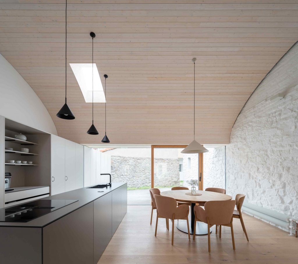 Kuchyňa s jedálňou pod oblúkovým stropom