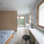 Minimalistická spálňa s oknami do záhrady a kúpeľňou