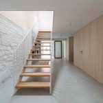 Drevené schodisko v minimalistickom interiéri