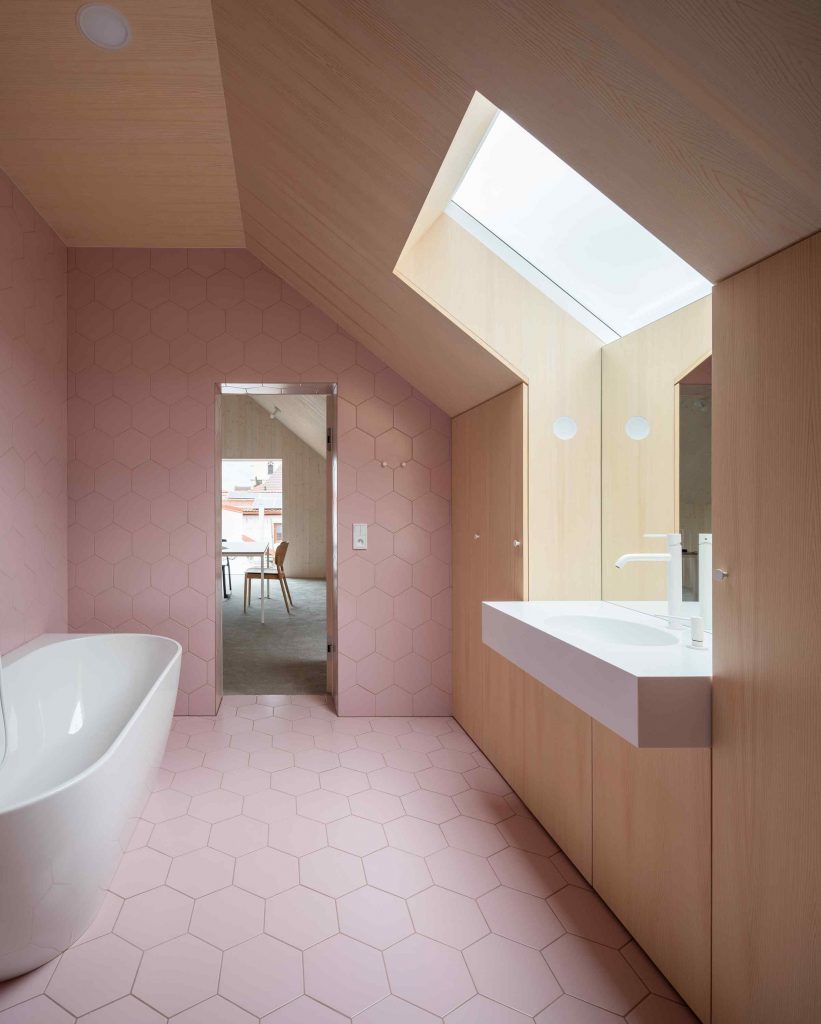 Ružová kúpeľňa s voľne stojacou vaňou a strešným priehľadom