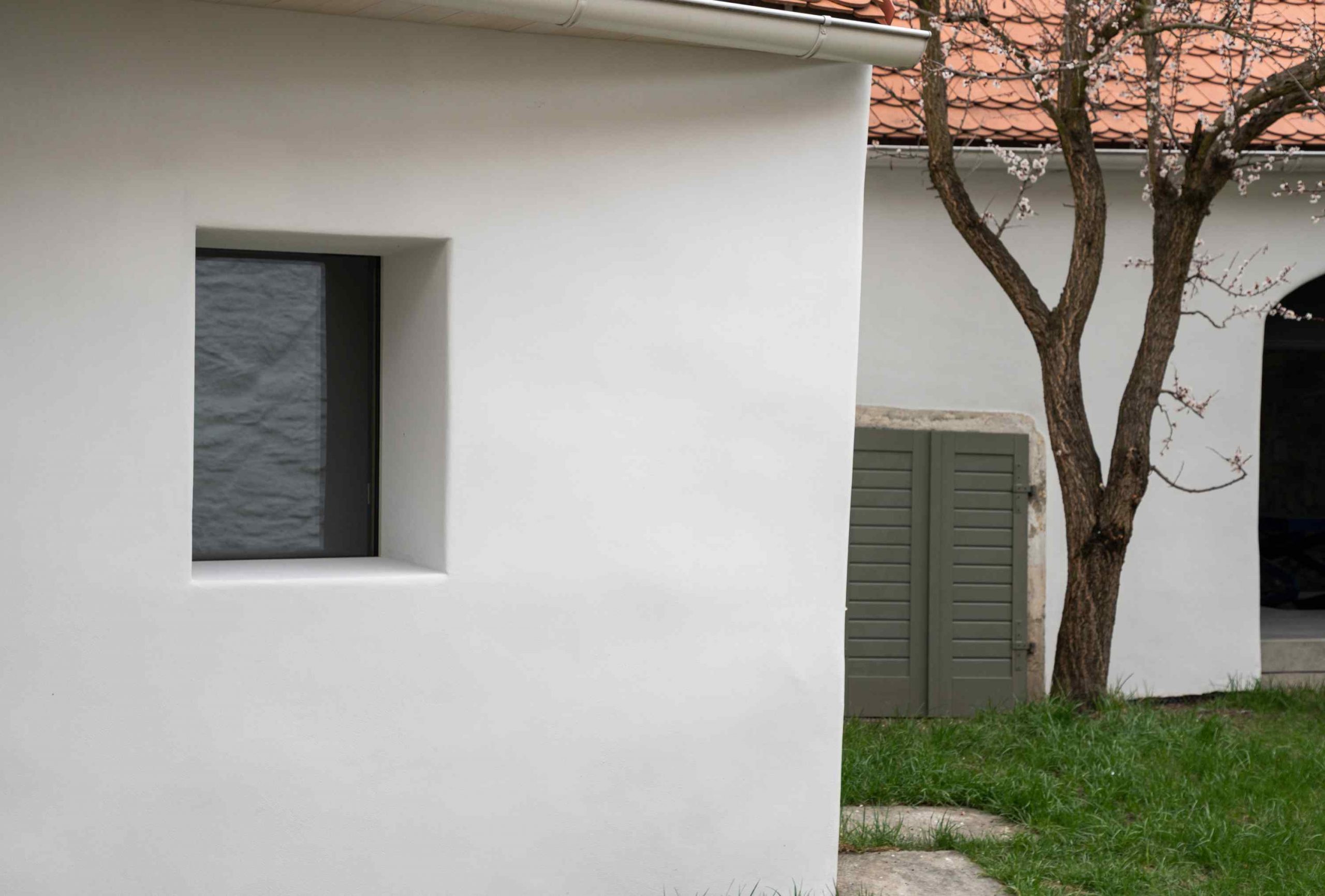 Múry sú z kameňa a keramického muriva.