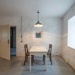Starožitné stoličky a stôl v murovanom dome