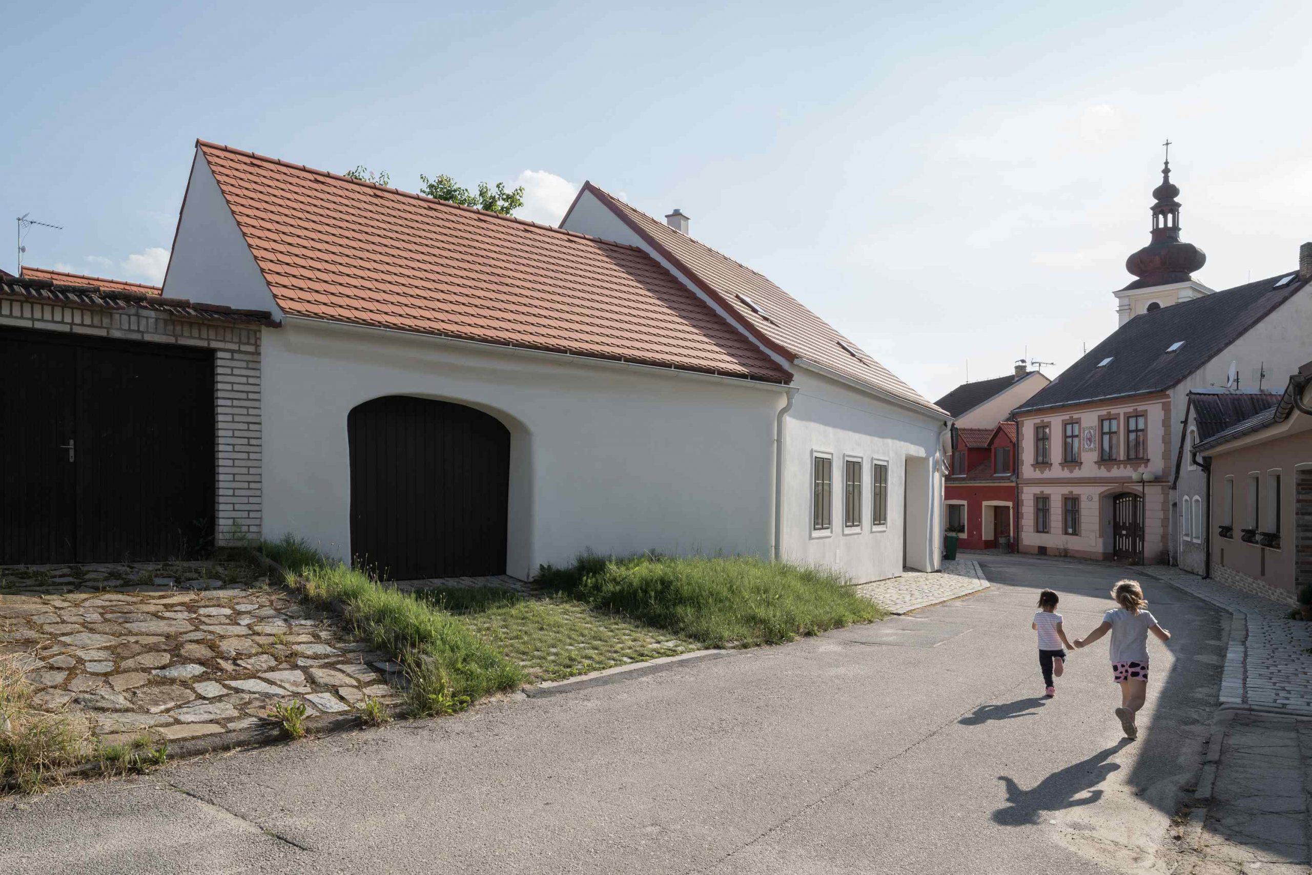 Majiteľov od centra s obchodmi a službami delí len pár krokov.