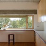 Minimalistická kuchyňa s veľkým pozdĺžnym oknom