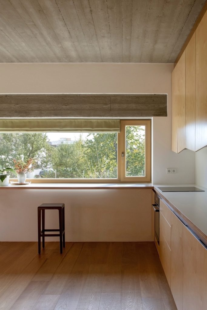Minimalistická kuchyňa s veľkým pozdĺžnym oknom