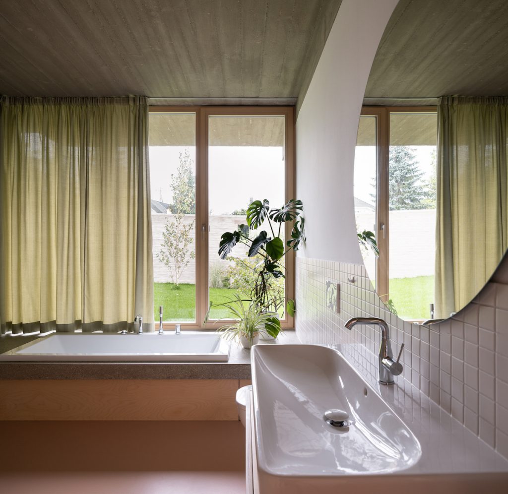 Moderná minimalistická kúpeľňa s ružovou podlahou