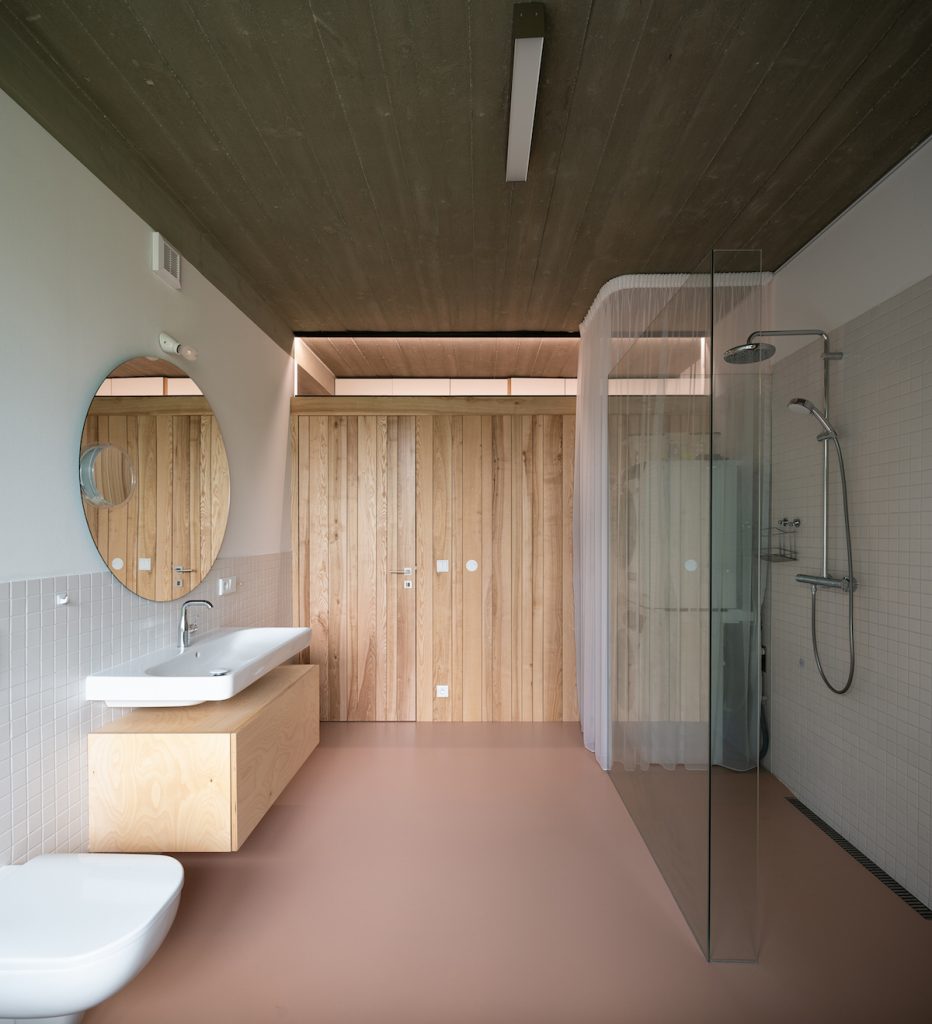 Moderná minimalistická kúpeľňa s ružovou podlahou