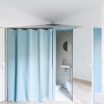Skrytá kúpeľňa za modrou stenou