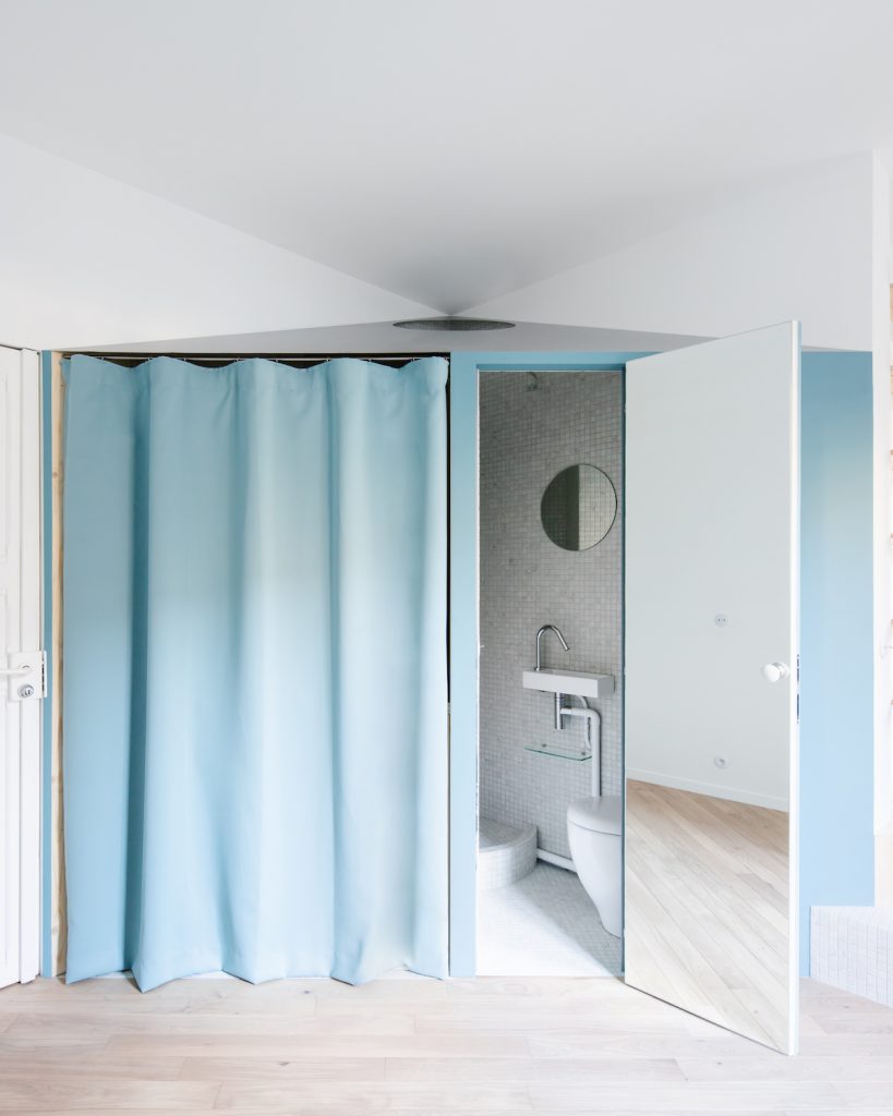 Skrytá kúpeľňa za modrou stenou