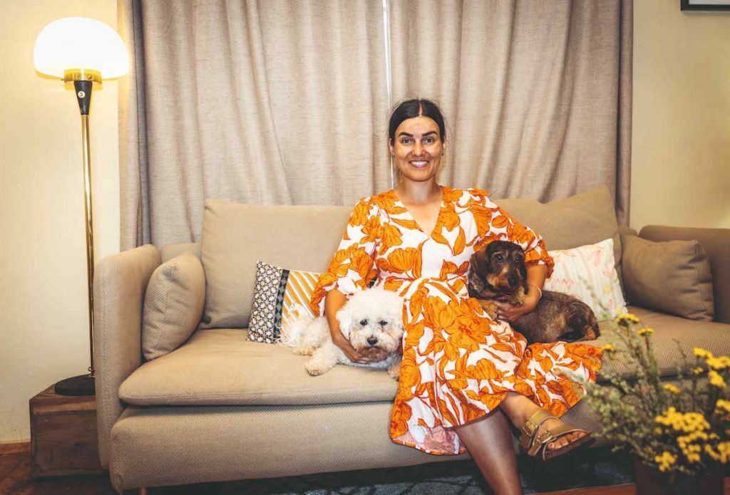 Majiteľka apartmánu v Štiavnici sediaca na gauči so psíkmi