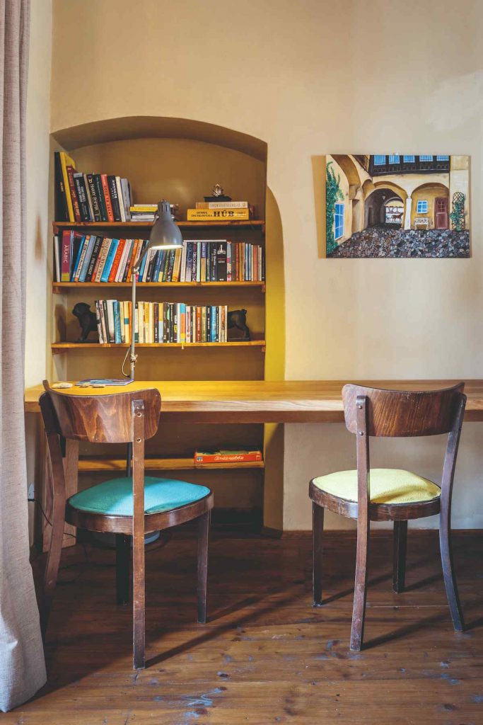 Výklenok ako knižnica a starožitné stoličky