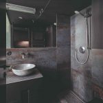 Tmavá kúpeľňa s betónovým umývadlom