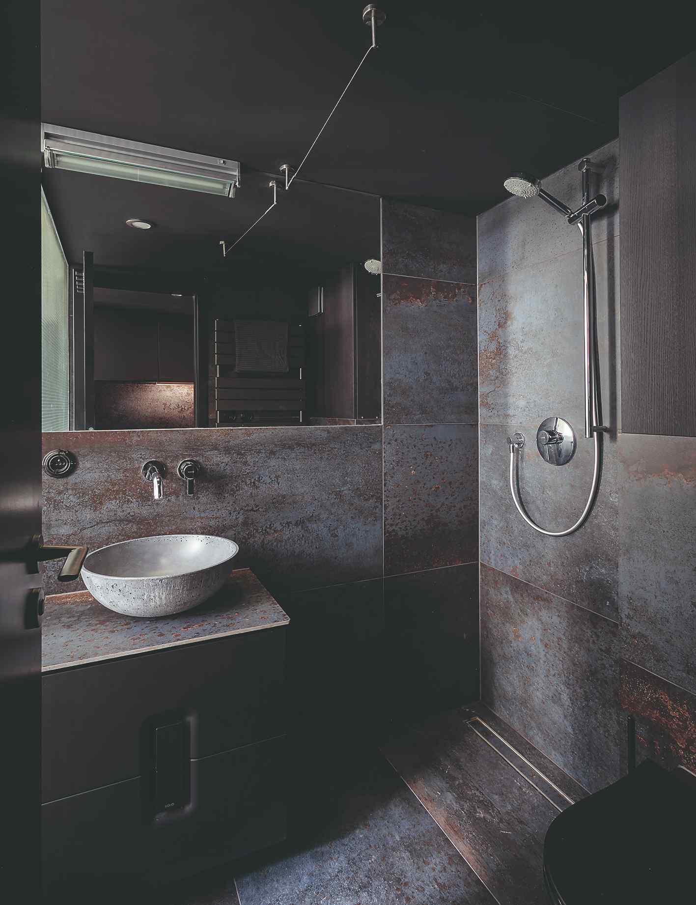 Tmavá kúpeľňa s betónovým umývadlom