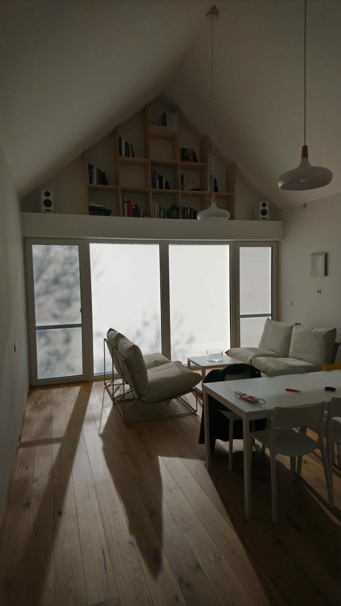 Biela je skombinovaná so svetlým drevom a s výraznými akcentmi v čiernej farbe. 