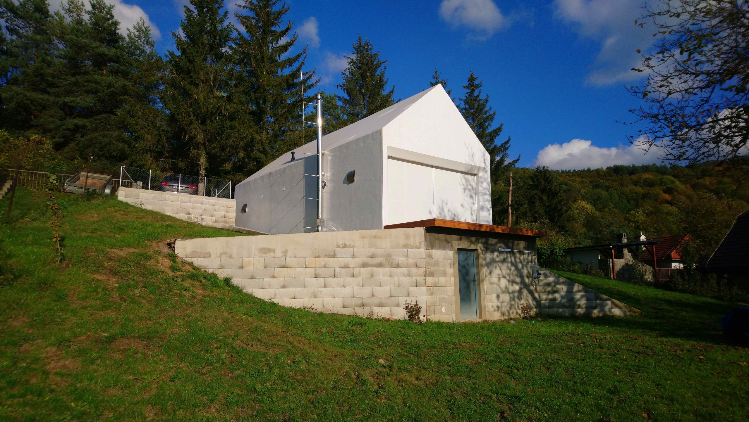 Veľká časť štítovej strany orientovanej smerom do záhrady je presklená, ale je možné ju celú uzatvoriť bielymi textilnými fasádnymi roletami.
