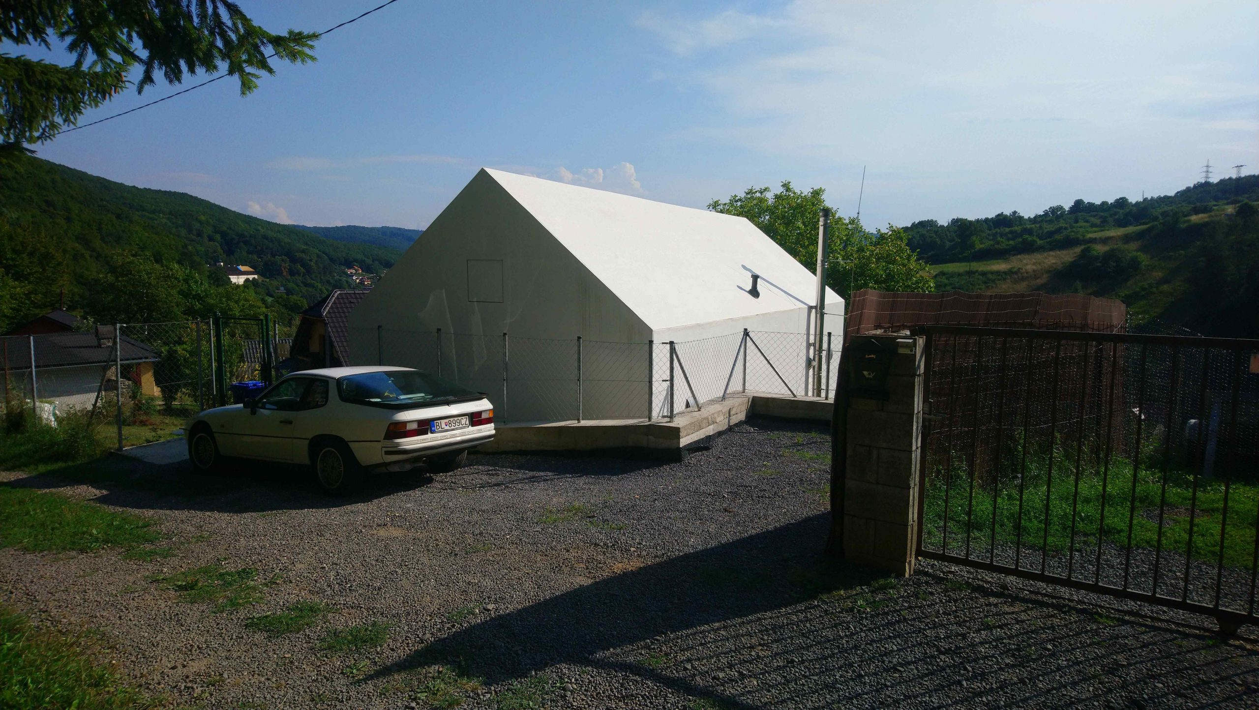Smerom z ulice sa pred samotnou stavbou nachádza parkovacie státie a po niekoľkých schodoch dole sa dostanete k hlavnému vstupu.